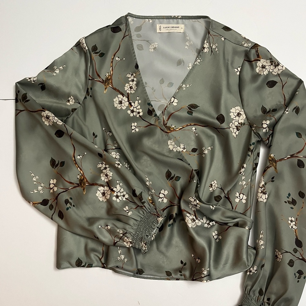 Lucky brand size small, gray/silver background with brown and white accents.